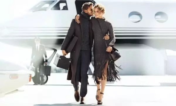 Мужчина и женщина выходят из самолета
