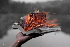 Фотография горящей книги.