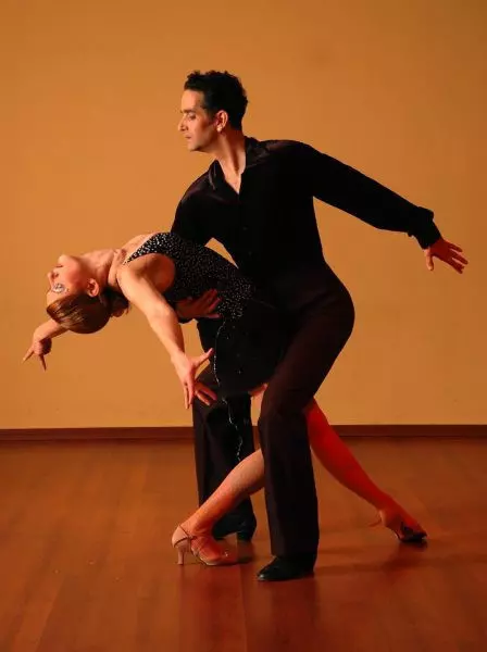 Пара танцующих танго