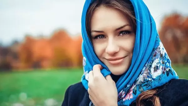 Девушка с шарфом