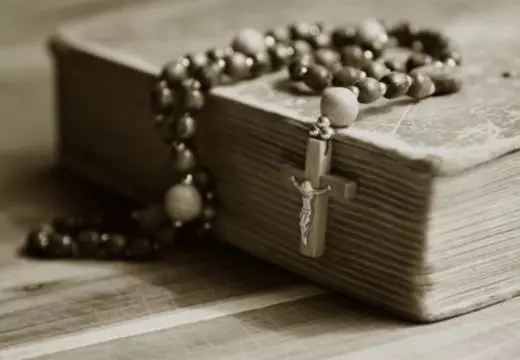 молитвенник с крестом