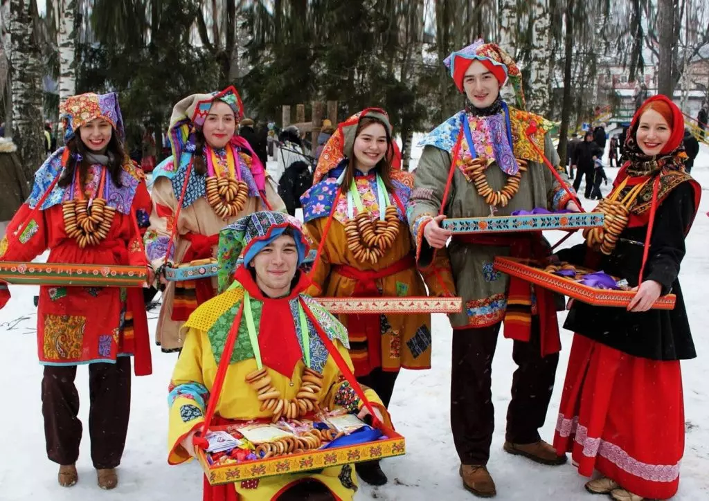 На Масленицу люди наряжаются и раздают угощения участникам праздника