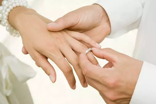 Безымянный палец – символ брака