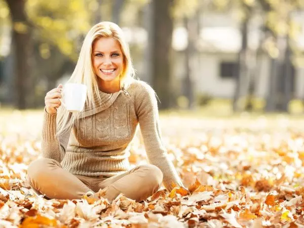 Осенняя женщина в опавших листьях
