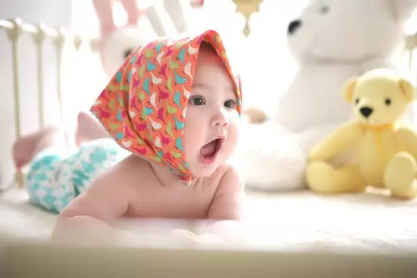 Ребенок с платком на голове