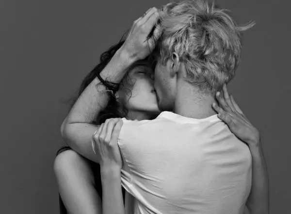 парень и девушка целуются