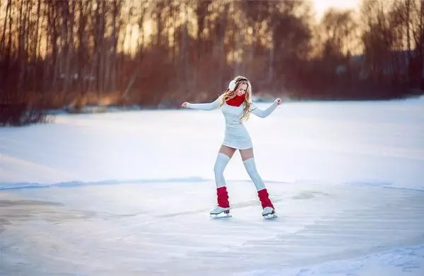 Девушка на коньках