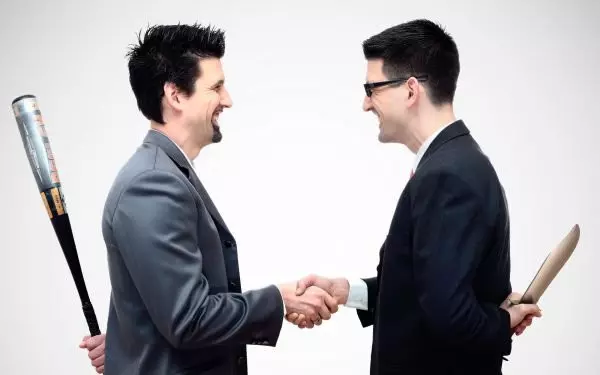 Двое мужчин лицом друг к другу