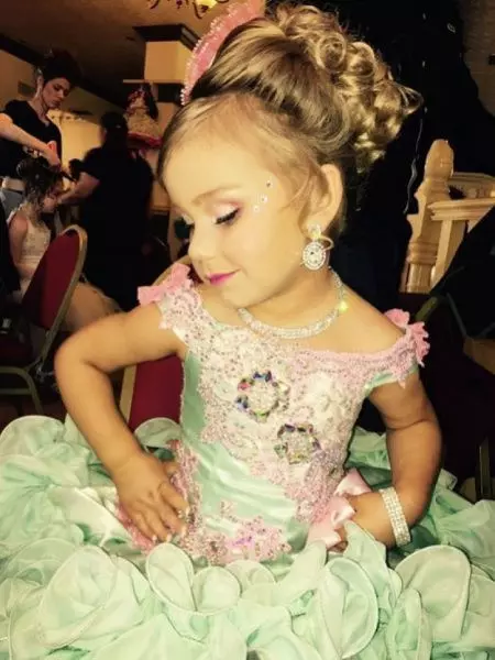 Маленькая девочка в красивом платье