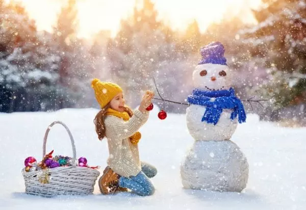 Девушка и снеговик