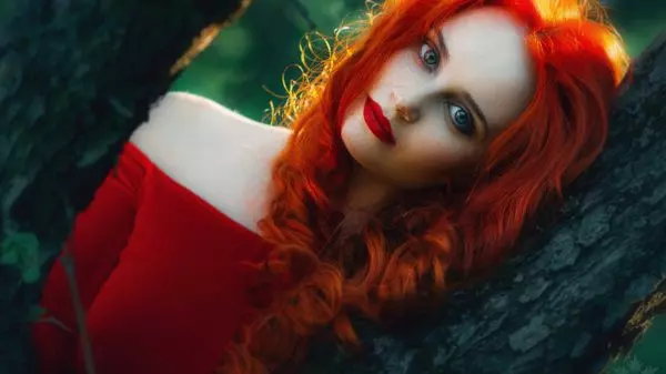 Красивая девушка с рыжими волосами