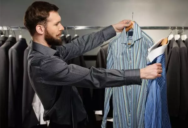 Мужчина выбирает одежду